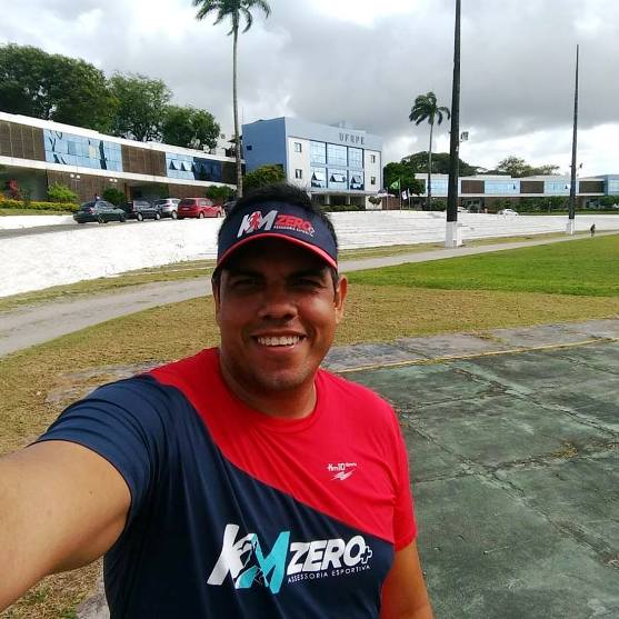 Servidor Marcos Paulo fotografado na pista de corrida da UFRPE, em frente ao Prédio Central