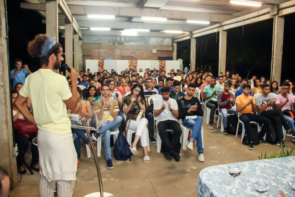 Estudantes prestam atenção durante aula inaugural em Serra Talhada
