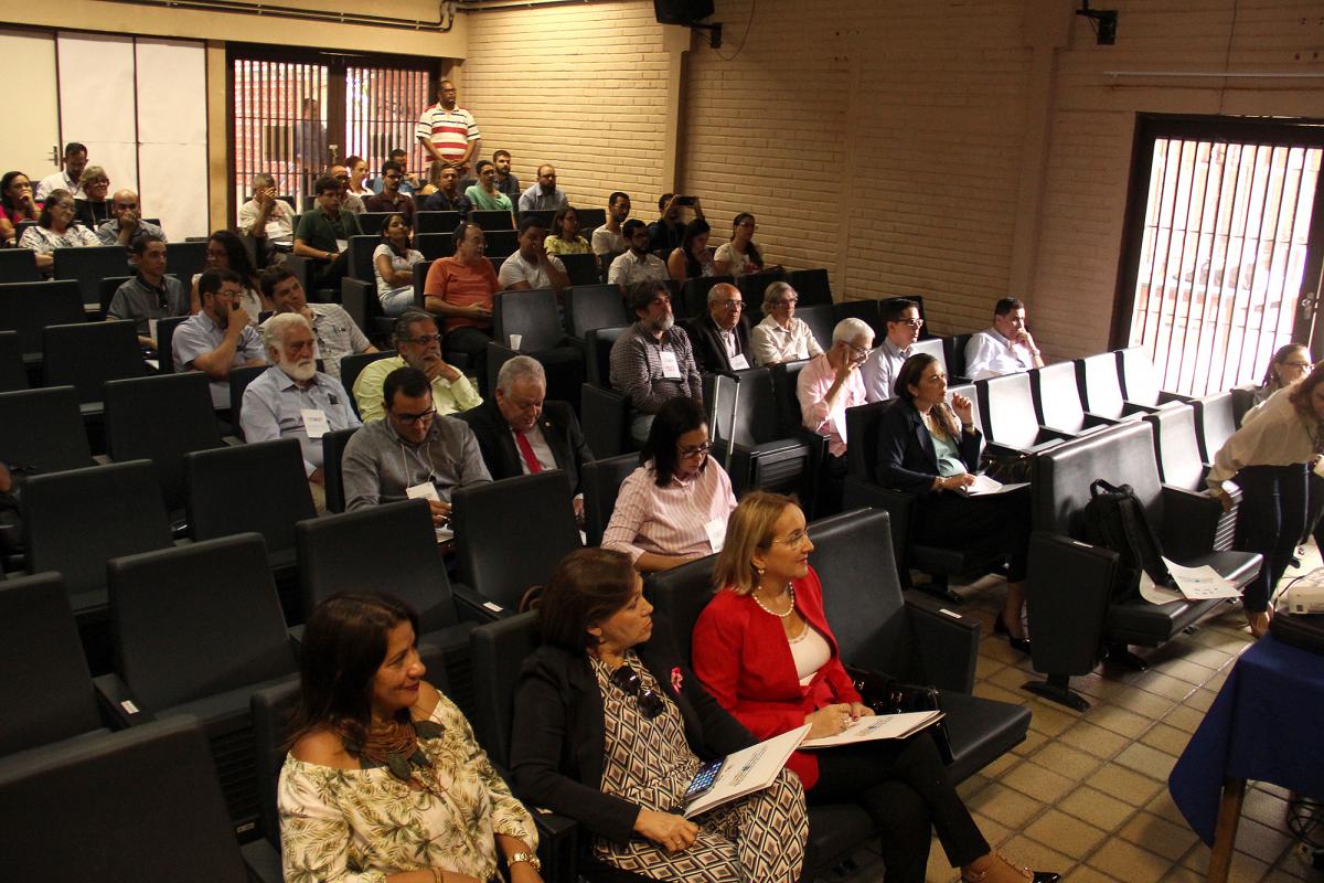 foto do auditório com público sentado assistindo palestras