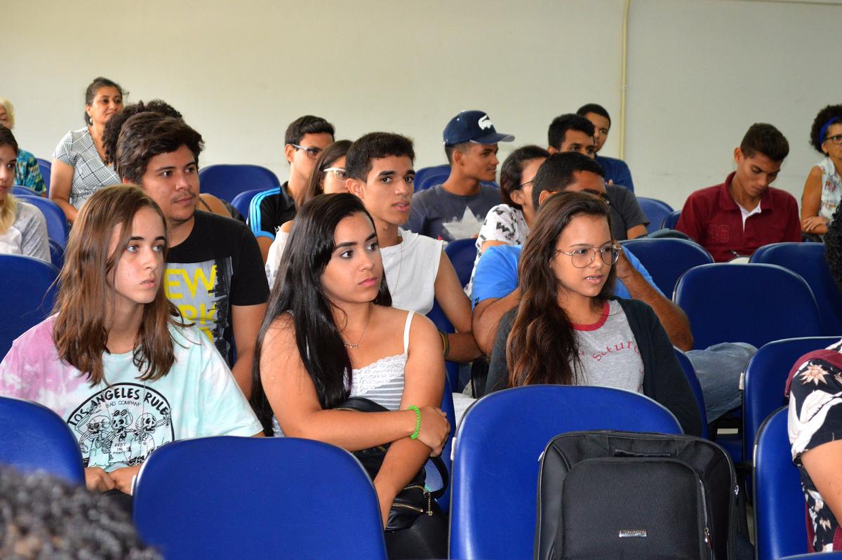 Estudantes participam da conferência "Depressão e Suicídio"