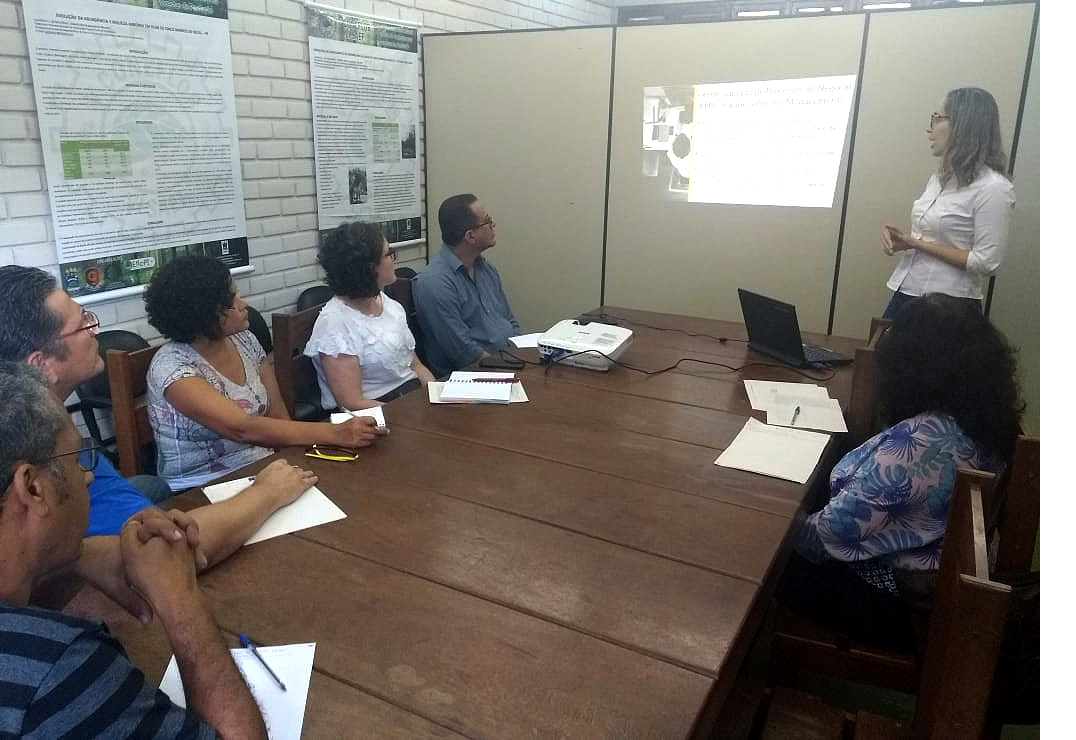 equipe do departamento de ciencias florestais sentada assistindo aula sobre planejamento estratégico