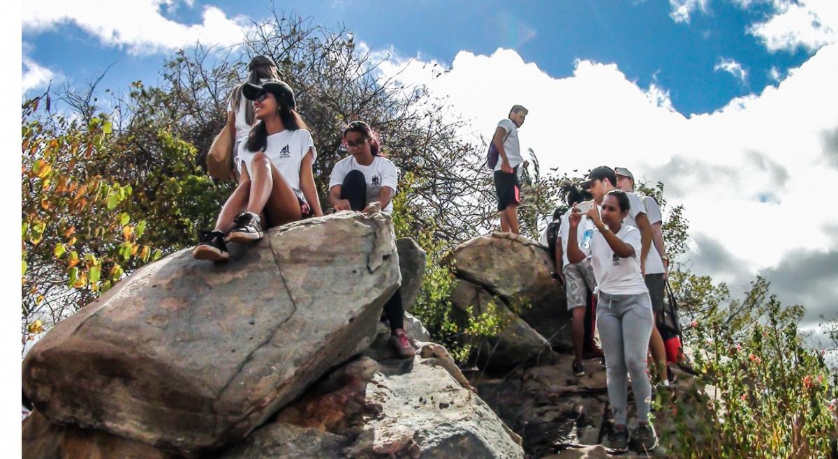 Estudantes durante caminhada ecológica no ambiente da caatinga, no sertão de pernambuco