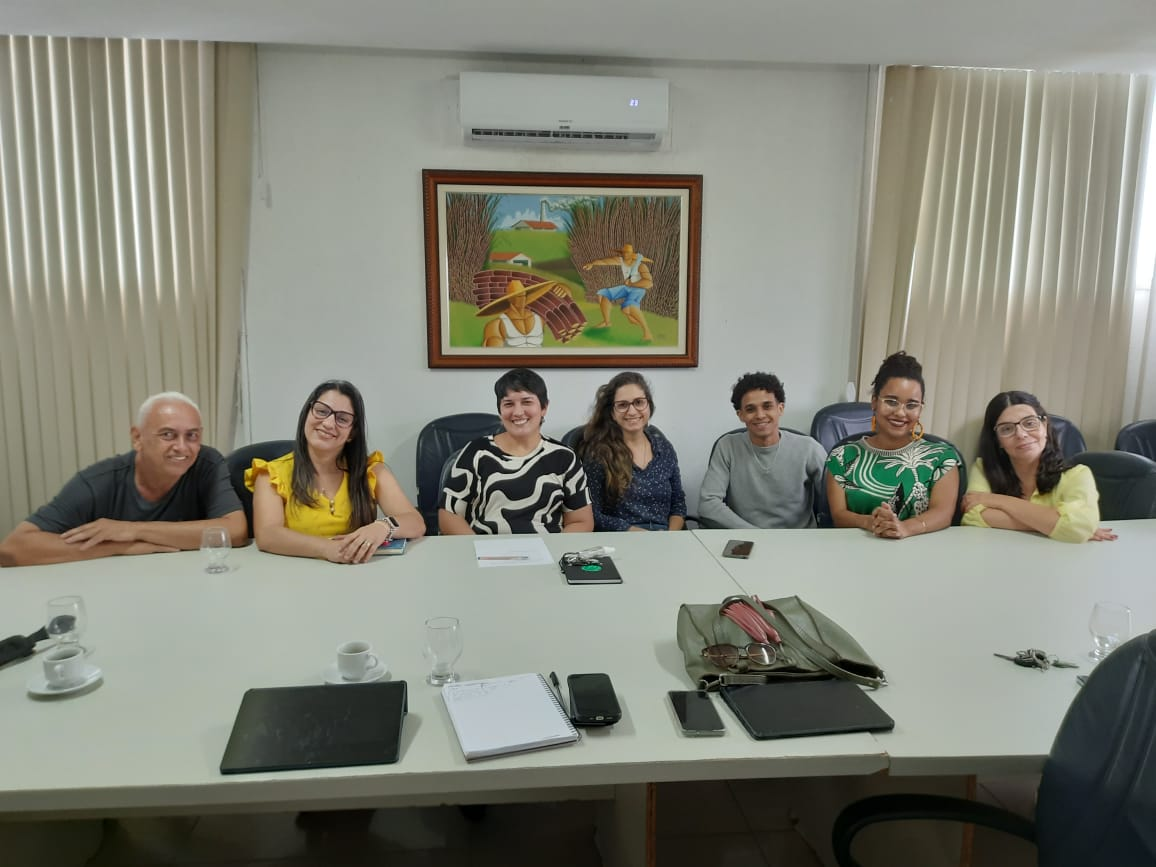 Membros da comissão em mesa de reunião